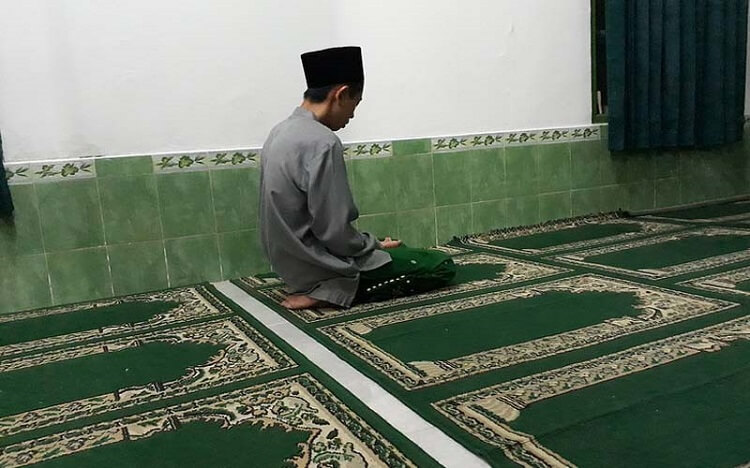 Duduk dan berdzikir di masjid, Sumber: islampos.com